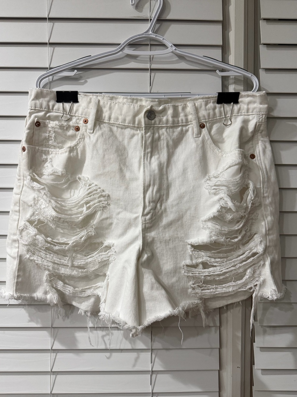 American Eagle White Distressed Denim Shorts Size 16 🤍🤍